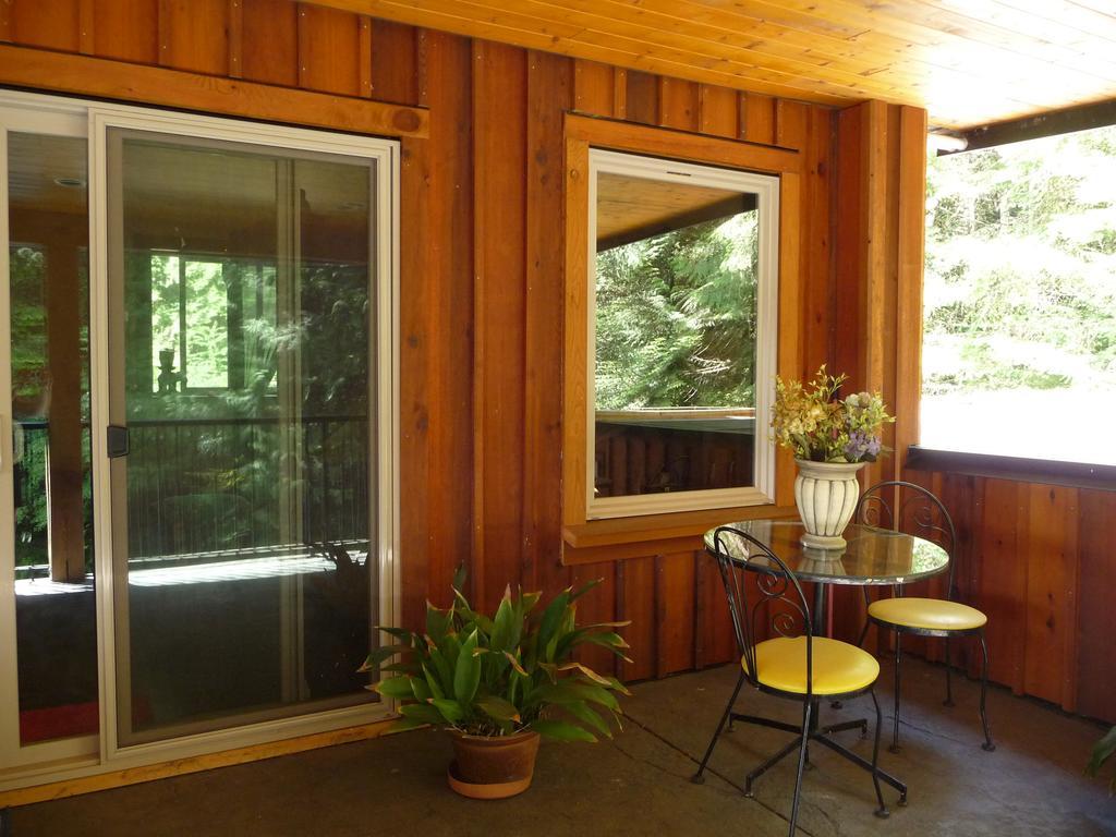 Davis Brook Retreat Acomodação com café da manhã Sechelt Exterior foto